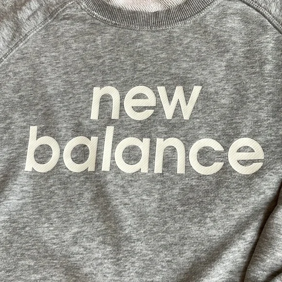 New Balance cropped gray crewneck sweatshirt XS - Picture 4 of 5